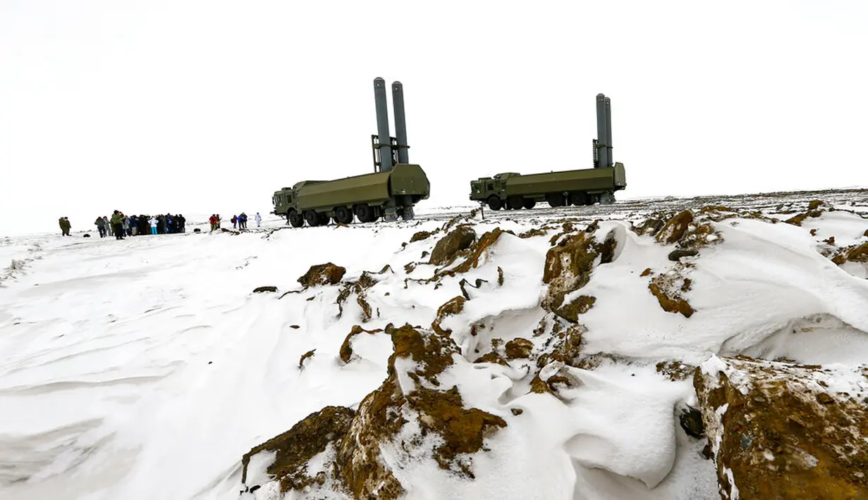 Jurnalis internasional dalam perjalanan langka yang diselenggarakan oleh Kementerian Pertahanan Rusia menyaksikan sistem rudal antikapal Bastion mengambil posisi di Pulau Alexandra Land dekat Nagurskoye, Rusia, Senin (17/5/2021). (AP Photo/Alexander Zemlianichenko)