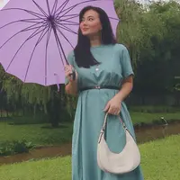 Salah satu penampilannya yang kerap dipuji publik yakni saat memakai gaun vintage. Istri Jonas Rivvano ini terlihst begitu feminin dengan rambut panjang yang dibiarkan terurai. (Liputan6.com/IG/@asmirandah89)
