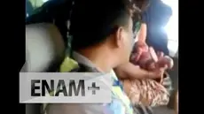 Video amatir detik -detik penyelamatan istri seorang anggota TNI yang terpaksa harus melahirkan bayinya dalam mobil karena kemacetan jalan di Jakarta. Dua orang Polantas menolong, membawa sang ibu dan bayi ke RS terdekat.