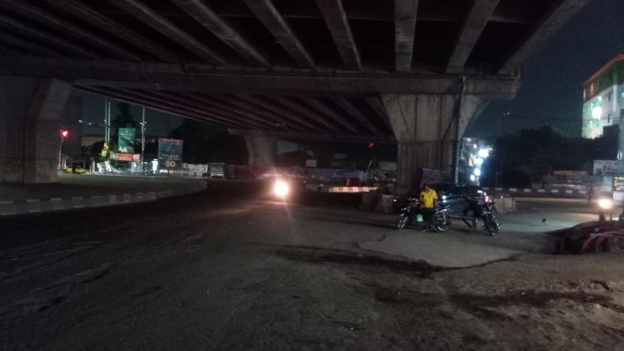 Jalan arteri di bawah jalan Tol Cibitung, Cilincing, Cikarang Barat, Kabupaten Bekasi, Jawa Barat mengalami kerusakan sepanjang lebih dari 1 kilometer dan bisa bahayakan pemudik Lebaran 2023.