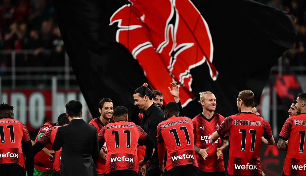 Pemain AC Milan memberikan penghormatan terakhir bagi Zlatan Ibrahimovic yang memutuskan pensiun dari dunia sepakbola setelah laga pamungkas Liga Italia 2022/2023 antara AC Milan melawan Hellas Verona di San Siro, Senin (5/6/2023) dini hari WIB. (AFP/Gabriel Bouys)