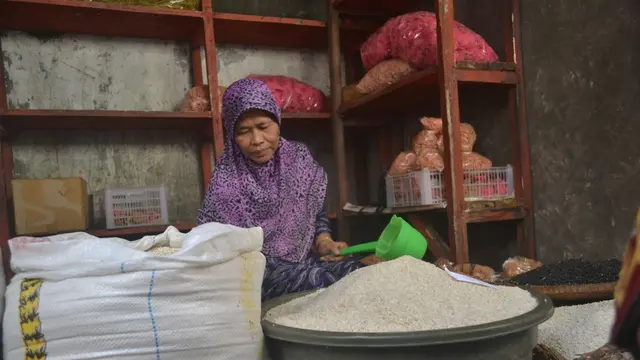 Pedagang beras di Pasar Cinangsi Kecamatan Gandrungmangu. (Foto: Liputan6.com/Muhamad Ridlo)