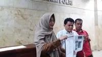 Sekjen Kornas Fokal IMM M Azrul Tanjung dan pengacara Wa Ode Nur Zainab di Bareskrim Polri, Jakarta, Selasa (26/6/2018) malam. (Liputan6.com/ Hanz Jimenez Salim)