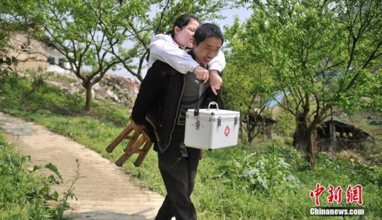Li Juhong saat digendong seorang pria di Chongqing, Cina. Li Juhong mengalami  insiden tragis saat umurnya 4 tahun, ia mengalami sebuah kecelakaan mobil hingga mengharuskan kakinya diamputasi. (Chinanews.com)