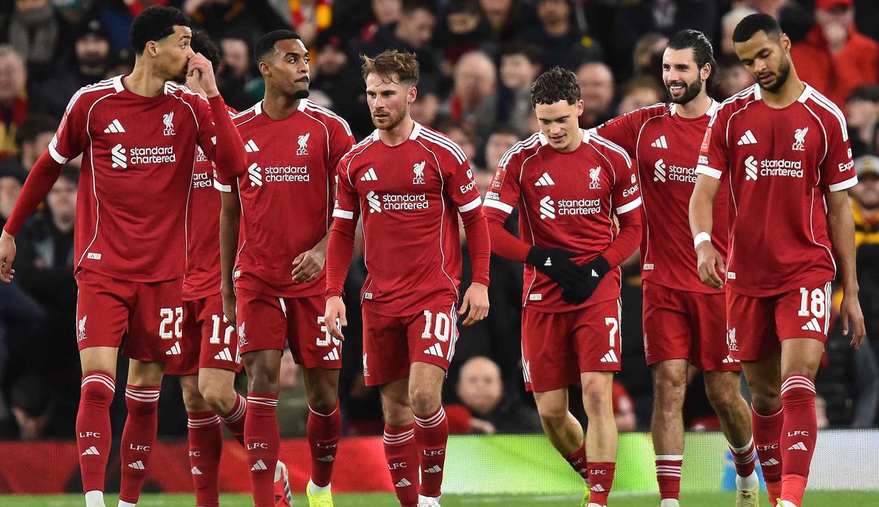 Jelang akhir pertandingan, pada menit ke-84, The Reds berhasil mempertebal keunggulan lewat aksi Florian Wirtz. Tampak dalam foto, gelandang Liverpool asal Jerman, Florian Wirtz (ketiga kanan) merayakan gol saat pertandingan putaran ketiga Piala FA Inggris melawan Barnsley di Stadion Anfield, pada Senin 12 Januari 2026 waktu setempat atau Selasa (13/1/2026) dini hari WIB. (PETER POWELL/AFP)