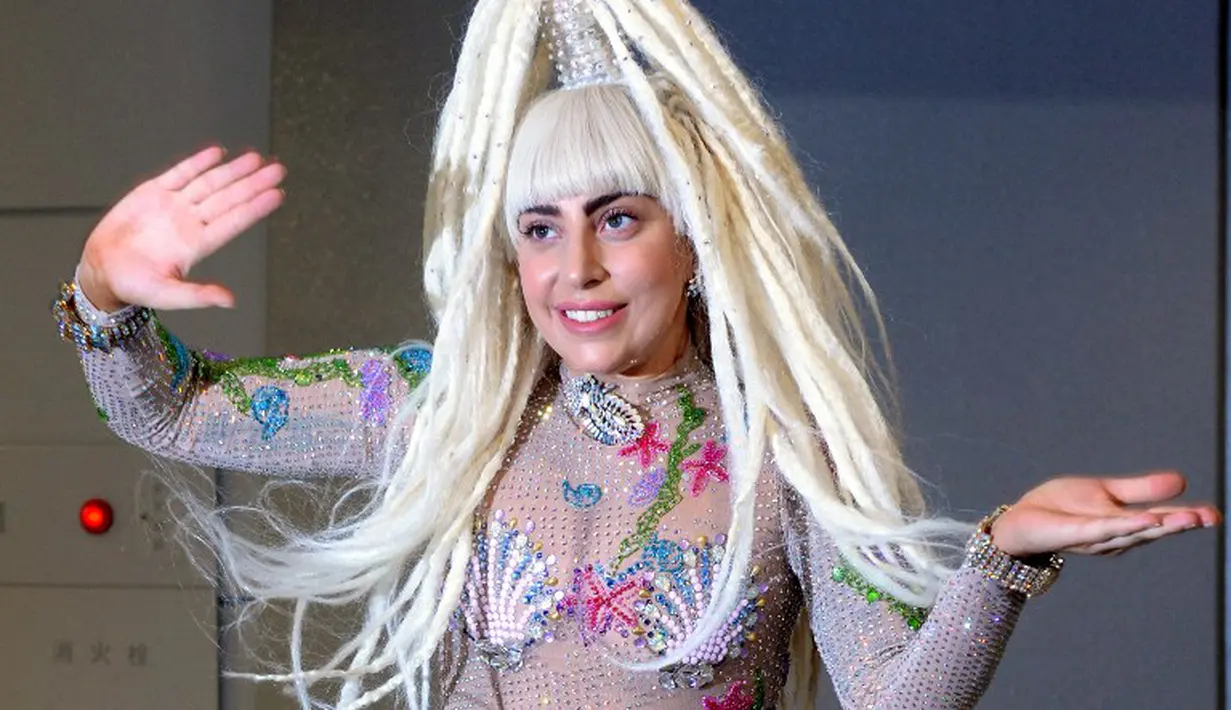Model rambut penyanyi berjuluk Mother Monster itu diikat dan tampak berdiri, sedangkan sisa rambut yang tidak terikat dibiarkan terurai. (AFP PHOTO/Toshifumi Kitamura) 