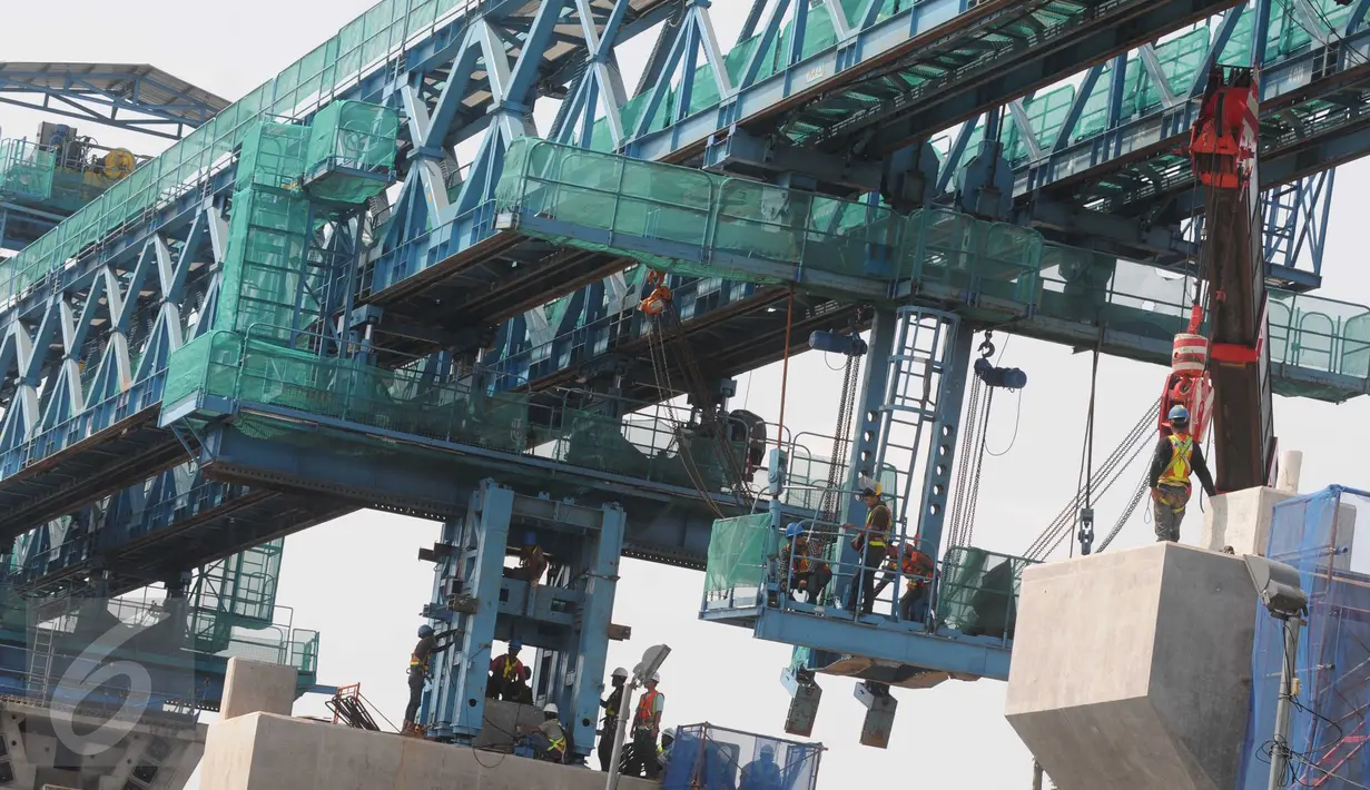 Sejumlah pekerja menyelesaikan kontruksi crane Mass Rapid Transit (MRT) di Kawasan Lebak Bulus, Jakarta, Minggu (12/6). Gubernur Basuki Tjahja Purnama (Ahok) mengatakan, MRT bukan untuk Asian Games karena baru siap pada 2019. (Liputan6.com/Helmi Afandi)