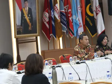 Komisioner KPU, Pramono Ubaid Tanthowi (kedua kanan) memimpin rapat evaluasi debat Cawapres di Gedung KPU, Jakarta, Selasa (19/3). Rapat juga membahas persiapan pelaksanaan debat pilpres keempat dan kelima. (Liputan6.com/Helmi Fithriansyah)