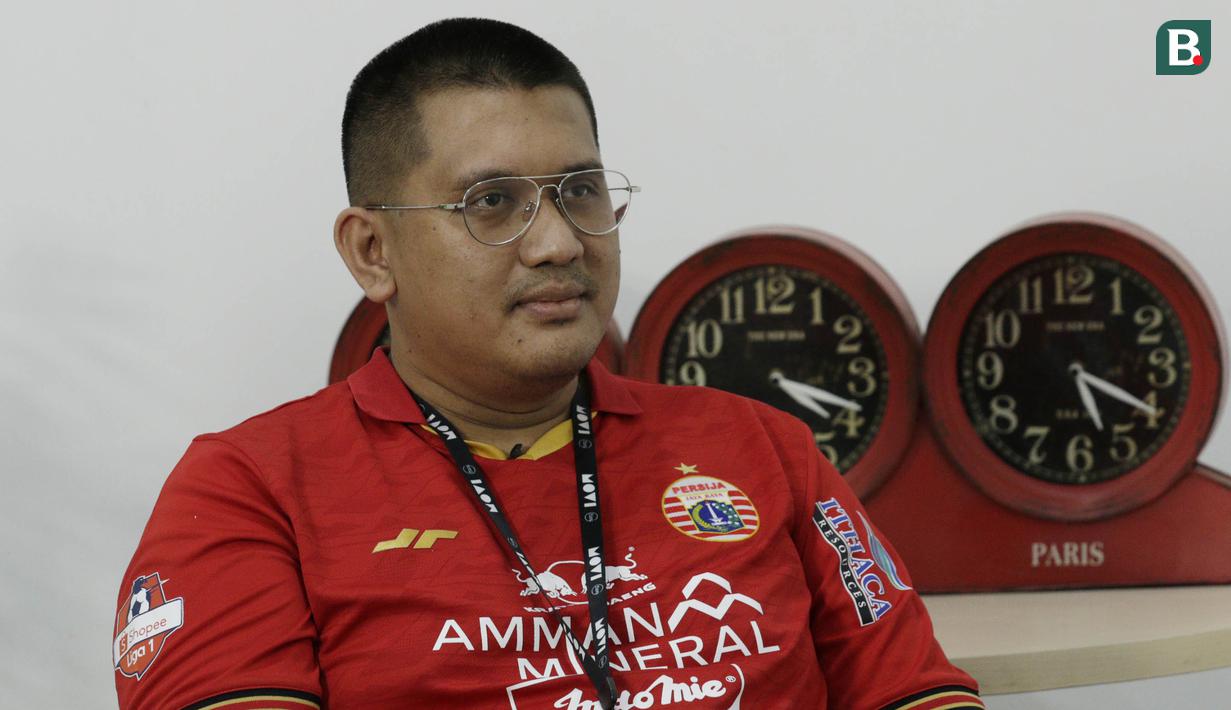 Ketua Umum The Jakmania, Diky Soemarno, saat bermain FIFA 20 di Kantor KLY, Gondangdia, Kamis (25/6/2020). Acara bertajuk BOLA Esports Challenge ini mempertemukan pemain Persija dengan The Jakmania pada pertandingan  FIFA 20. (Bola.com/M Iqbal Ichsan)