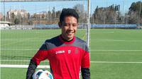  Evan Dimas mengenakan kaos latihan dengan nomor 17 saat berlatih di lapangan Ciutat Esportiva Dani Jarque, Kamis (4/2/2016). (Bola.com/Istimewa)