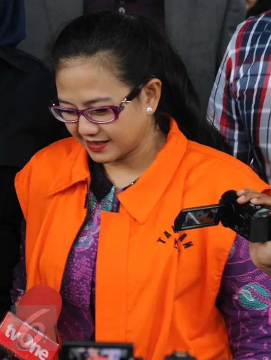 Anggota Komisi V DPR Damayanti Wisnu Putranti meninggalkan Gedung KPK, Jakarta, Senin (1/2). Damayanti diperiksa terkait suap proyek di Kementerian PU dan Perumahan Rakyat bersama Dessy A Edwin dan Julia Prasetyarini. (Liputan6.com/Helmi Afandi)