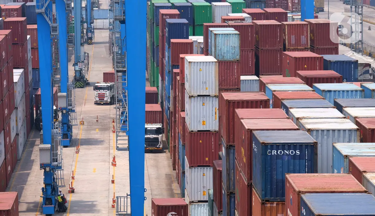 Aktivitas bongkar muat peti kemas di Pelabuhan Tanjung Priok, Jakarta, Jumat (29/10/2021). Badan Pusat Statistik (BPS) menyebutkan neraca perdagangan Indonesia pada September 2021 mengalami surplus US$ 4,37 miliar karena ekspor lebih besar dari nilai impornya. (Liputan6.com/Angga Yuniar)