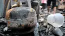 Sebuah tabung gas terlihat usai kebakaran di kawasan Krukut, Tamansari, Jakarta, Selasa (26/2). Sedikitnya 30 rumah di 4 RT hangus setelah api membakar kawasan padat penduduk tersebut pukul 9.50 WIB tadi. (Merdeka.com/Iqbal S Nugroho)