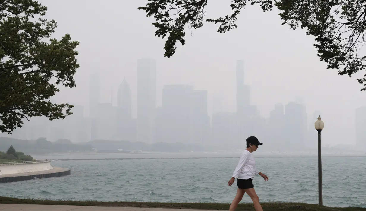 Di Chicago, pejabat mendesak anak muda, orang tua, dan penduduk dengan masalah kesehatan untuk menghabiskan lebih banyak waktu di dalam ruangan.(Antonio Perez/Chicago Tribune via AP)
