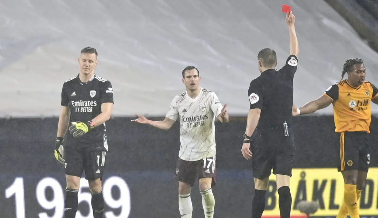Kiper Arsenal, Bernd Leno, mendapat kartu merah saat melawan Wolverhampton Wanderers pada laga Liga Inggris di Stadion Molineux, Selasa (2/2/2021). Arsenal takluk dengan skor 2-1. (Shaun Botterill/Pool via AP)