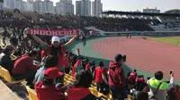 Lebih dari 4.000 WNI jadi suporter saat Timnas Indonesia U-19 menantang Korea Selatan U-19 pada kualifikasi Piala Asia U-19 2018, Sabtu (4/11/2017). (Bola.com/Istimewa)
