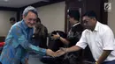 Terdakwa suap kepada mantan panitera PN Jakarta Pusat, Edy Nasution (kiri) jelang menjalani sidang pembacaan putusan di Pengadilan Tipikor, Jakarta, Rabu (6/3). Eddy dijatuhi hukuman 4 tahun penjara dan denda Rp200 juta. (Liputan6.com/Helmi Fithriansyah)
