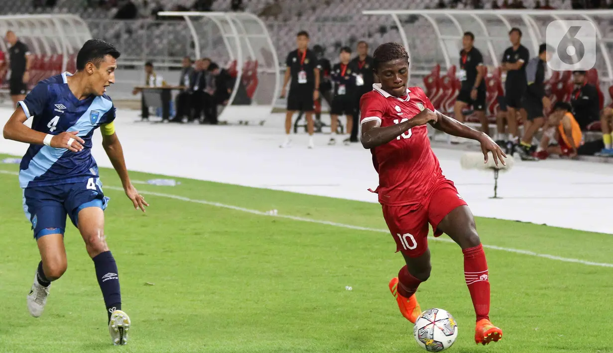 Pemain depan timnas Indonesia U-20, Hugo Samir (kanan) mendapat kawalan ketat bek Guatemala U-20, Mathius Anderson Ricardo GR pada turnamen mini International Friendly Match di Stadion Utama Gelora Bung Karno, Selasa (21/2/2023). Laga kedua tim berlangsung terbuka sejak awal permainan dan sama-sama berusaha mencari celah di pertahanan lawan. (Liputan6.com/Herman Zakharia)