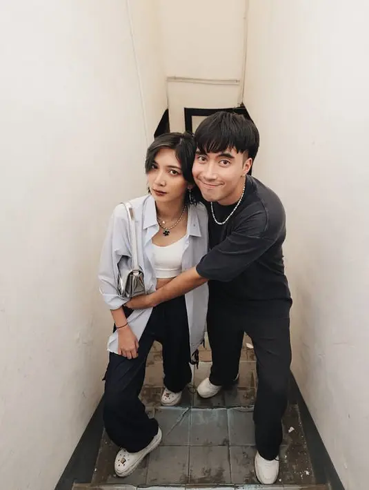 Saat hangout, keduanya tampil kasual. Sheila dengan luaran kemeja oversize dipadukan bra top putih dan celana hitamnya. Vidi mengenakan kaos dan celana hitam. [@vidialdiano]