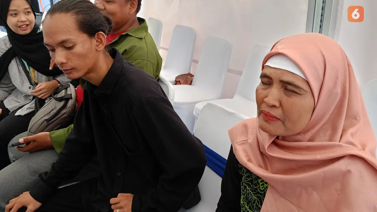 Kejari Cilegon Bedah Rumah Tidak Layak Huni, Peninggalan Orangtua Sunariyah, Di Kota Cilegon, Banten, Kamis. (20/07/2023). (Yandhi Deslatama/Liputan6.com).