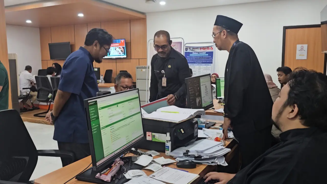 Suasana pelayanan administrasi di Mal Pelayanan Publik Pemerintah Kota Depok.