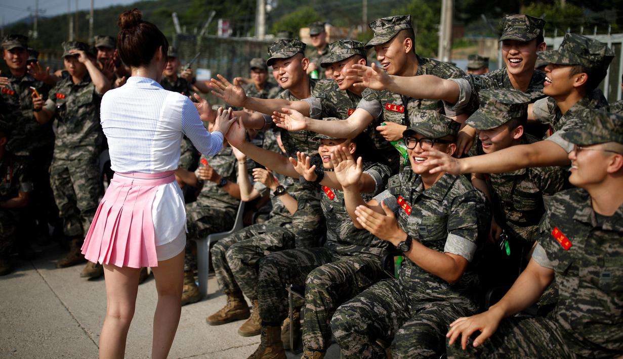 Tentara Korsel tampak girang saat dihibur penyanyi Kpop saat sela-sela latihan militer di pangkalan laut dekat zona demiliterisasi yang memisahkan Korea Selatan dan Korea Utara, Gimpo, Korea Selatan, 10 Juni 2016. (REUTERS / Kim Hong - Ji)