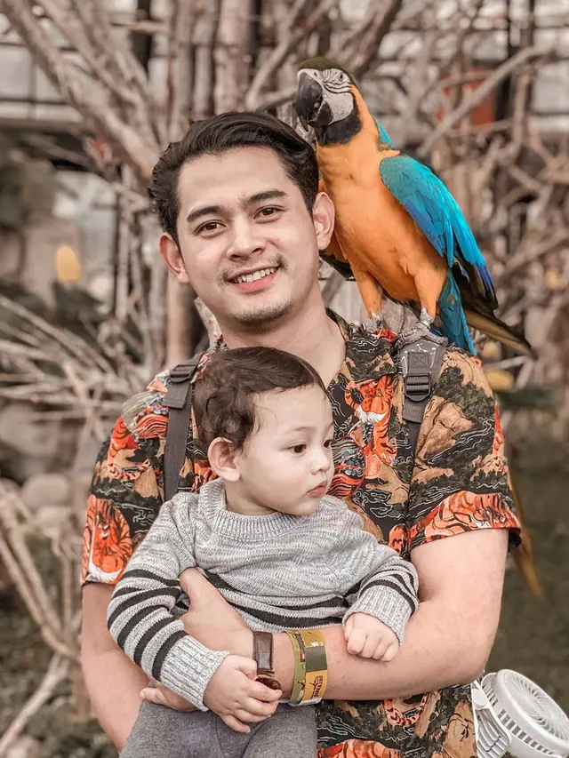 6 Potret Hangat Miqdad Addausy Momong Anak, Disebut Hot Daddy