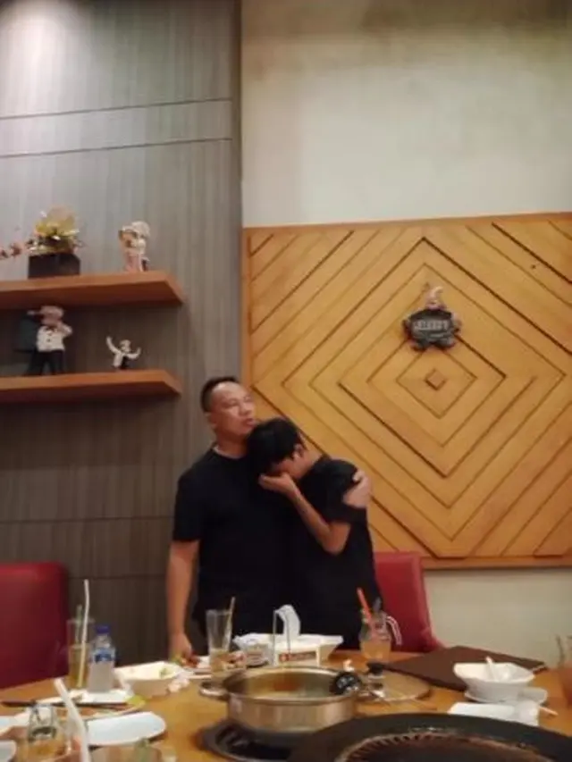 6 Potret Pertemuan Vicky Prasetyo dengan Putranya yang Sudah 16 Tahun Tak Bertemu