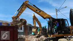 Gempa 6,5 skala richter mengguncang Kabupaten Pidie Jaya, meruntuhkan ratusan bangunan, Aceh, Kamis (8/12). Korban meninggal sudah mencapai 102 orang, 700-an warga luka-luka dan Sebanyak 3,267 warga mengungsi (Liputan6.com/Angga Yuniar)