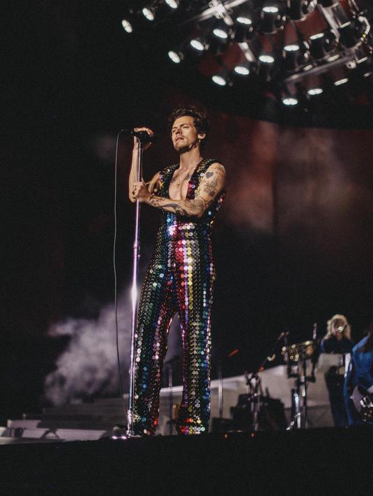 Jumpsuit sequin rainbow Gucci Harry Styles mencuri atensi di Panggung Coachella 2022 (Foto: Instagram @gucci)