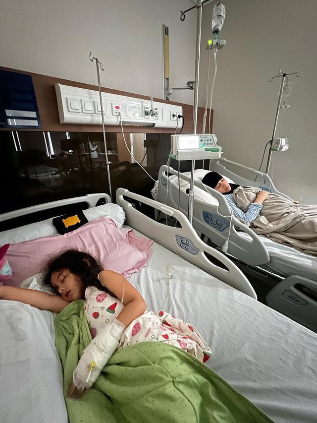 Terserang DBD, Ini 7 Potret Fairuz A Rafiq dan Anak Rayakan Lebaran di Rumah Sakit