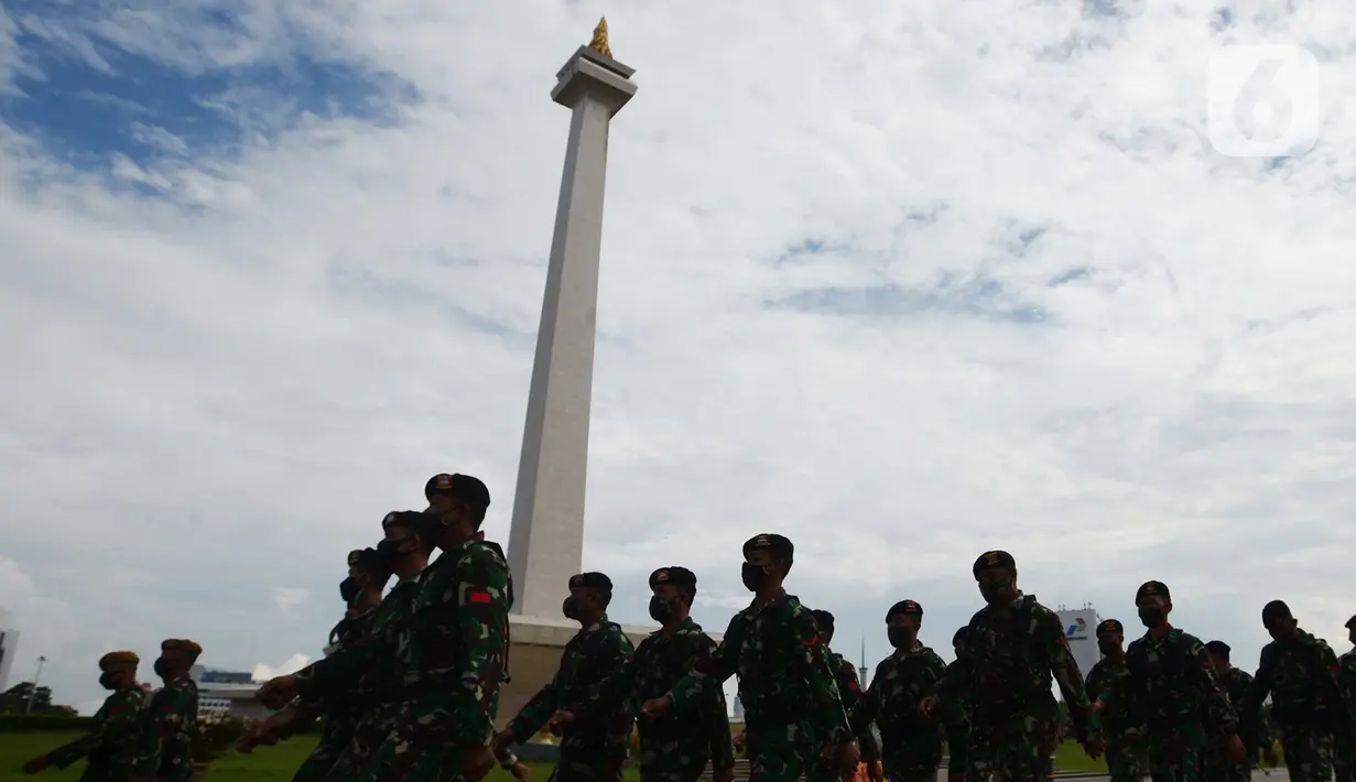 Prajurit TNI mengikuti apel gelar pasukan di Monas, Jakarta, Jumat (20/11/2020). Sebanyak 15.000 personel TNI Kodam Jaya dan instansi terkait mengikuti apel dalam rangka kesiapan pilkada serentak tahun 2020 dan penanggulangan bencana banjir di wilayah Kodam Jaya/Jayakarta. (merdeka.com/Imam Buhori)