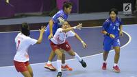 Pemain bola tangan putri Indonesia, Lia Apriliani (tengah) mencoba mengatur serangan saat melawan Thailand pada babak penyisihan grup B Asian Games 2018 di Jakarta, Kamis (16/8). Indonesia kalah 16-34. (Liputan6.com/Helmi Fithriansyah)