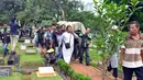 Pukul 10.40 WIB, jenazah Laila dimakamkan dan dihadiri oleh sejumlah kerabat. Satu orang anak angkat dan tiga cucunya mengantarkan Laila dikebumikan dengan raut wajah sedih. (Nurwahyunan/Bintang.com)