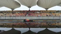 Pebalap Red Bull, Max Verstappen, menjadi yang tercepat pada sesi latihan bebas pertama F1 GP China di Shanghai yang terganggu cuaca buruk, Jumat (7/4/2017). (Bola.com/Twitter/F1)