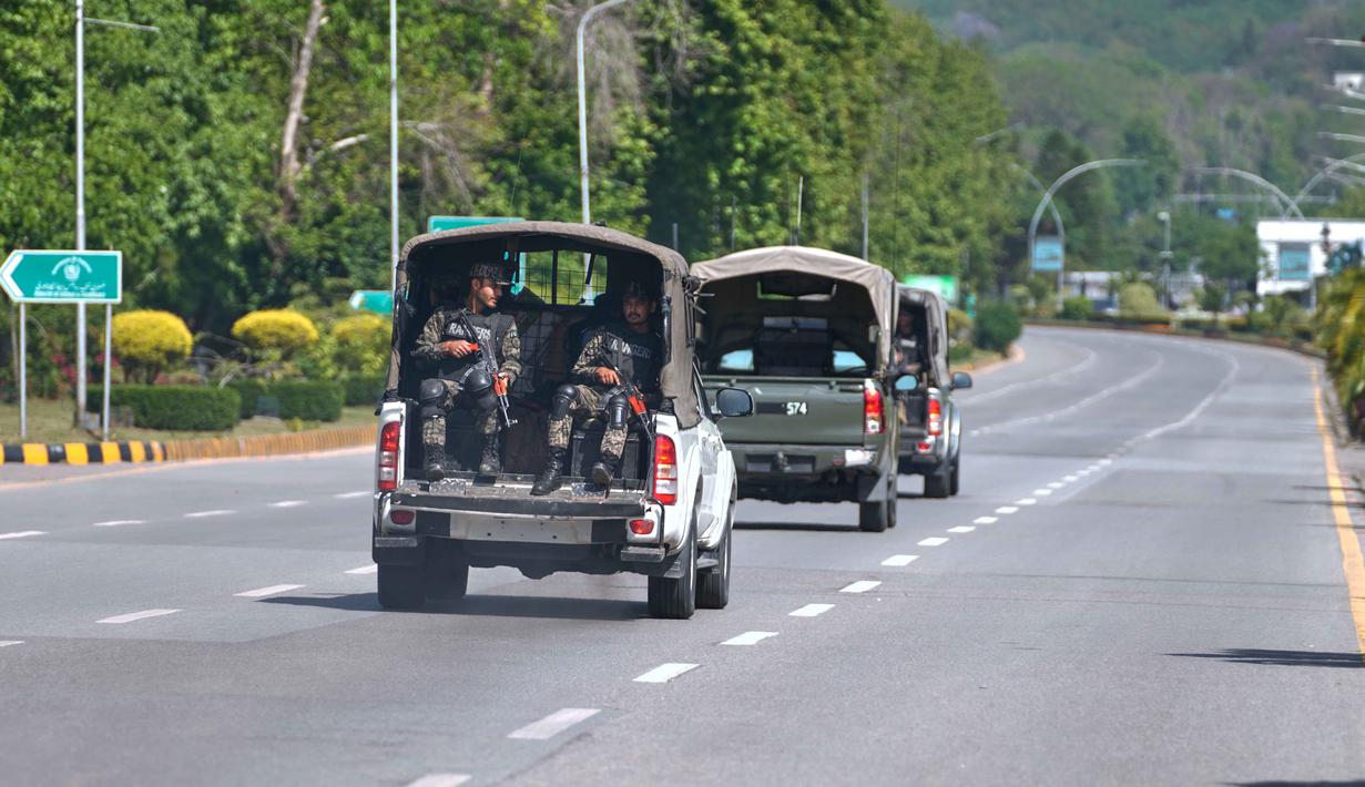 Sebagai informasi, delegasi Iran dilaporkan telah tiba di Pakistan dengan pengawalan ketat. Tampak dalam foto, tentara paramiliter berpatroli untuk memastikan keamanan menjelang kemungkinan negosiasi antara Amerika Serikat dan Iran di ibu kota Pakistan, Islamabad, Jumat 10 April 2026. (AP Photo/Anjum Naveed)