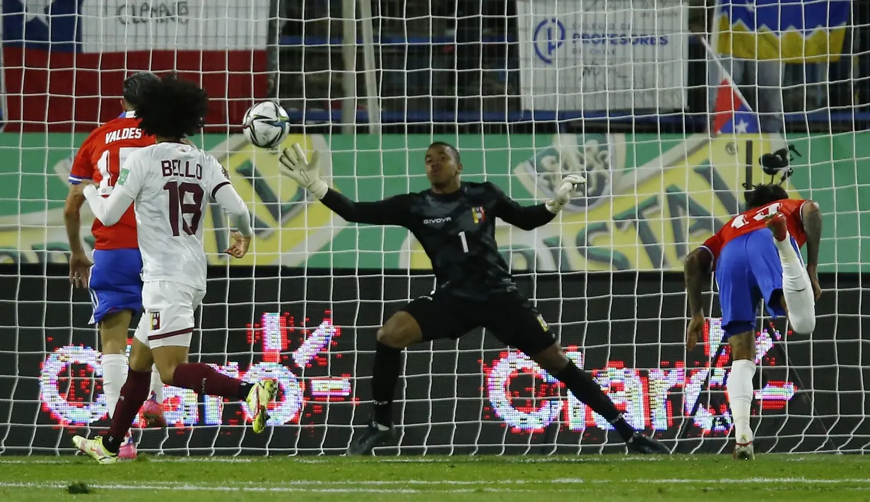 Pemain Chile Erick Pulgar (kanan) mencetak gol ke gawang Venezuela pada pertandingan kualifikasi Piala Dunia 2022 di Stadion San Carlos de Apoquindo, Santiago, Chile, Kamis (14/10/2021). Chile menang 3-0. (Claudio Reyes/Pool via AP)