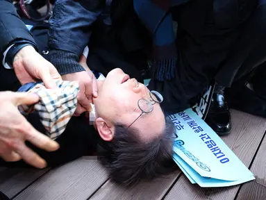 Pemimpin partai oposisi Korea Selatan Lee Jae-myung mendapat perawatan setelah diserang di Busan, Selasa (2/1/2024). (YONHAP / AFP)