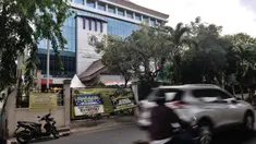 Kendaraan melintas di depan Kantor Kecamatan Kelapa Gading yang ditutup sementara, Jakarta, Senin (21/9/2020). Kantor Kecamatan Kelapa Gading ditutup sementara selama 3 hari hingga Rabu (23/9) mendatang, pasca meninggalnya Camat Kelapa Gading, M Harmawan akibat COVID-19. (merdeka.com/Iqbal Nugroho)