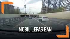 Insiden mengejutkan terjadi di Moskow, Rusia. Sebuah mobil lepas ban di jalan tol. Pemilik mobil sampai berlari di sepanjang jalan tol untuk mengejar ban yang terguling.