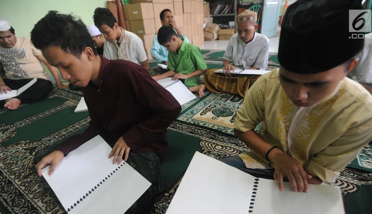 Santri tunanetra belajar membaca Alquran braile di Pesantren Raudlatul Makfufin, Serpong, Tangsel, Banten, Rabu (23/5). Selain mencetak Alquran braile, pesantren ini juga memberi pengajaran kepada santri tunanetra. (Merdeka.com/Arie Basuki)