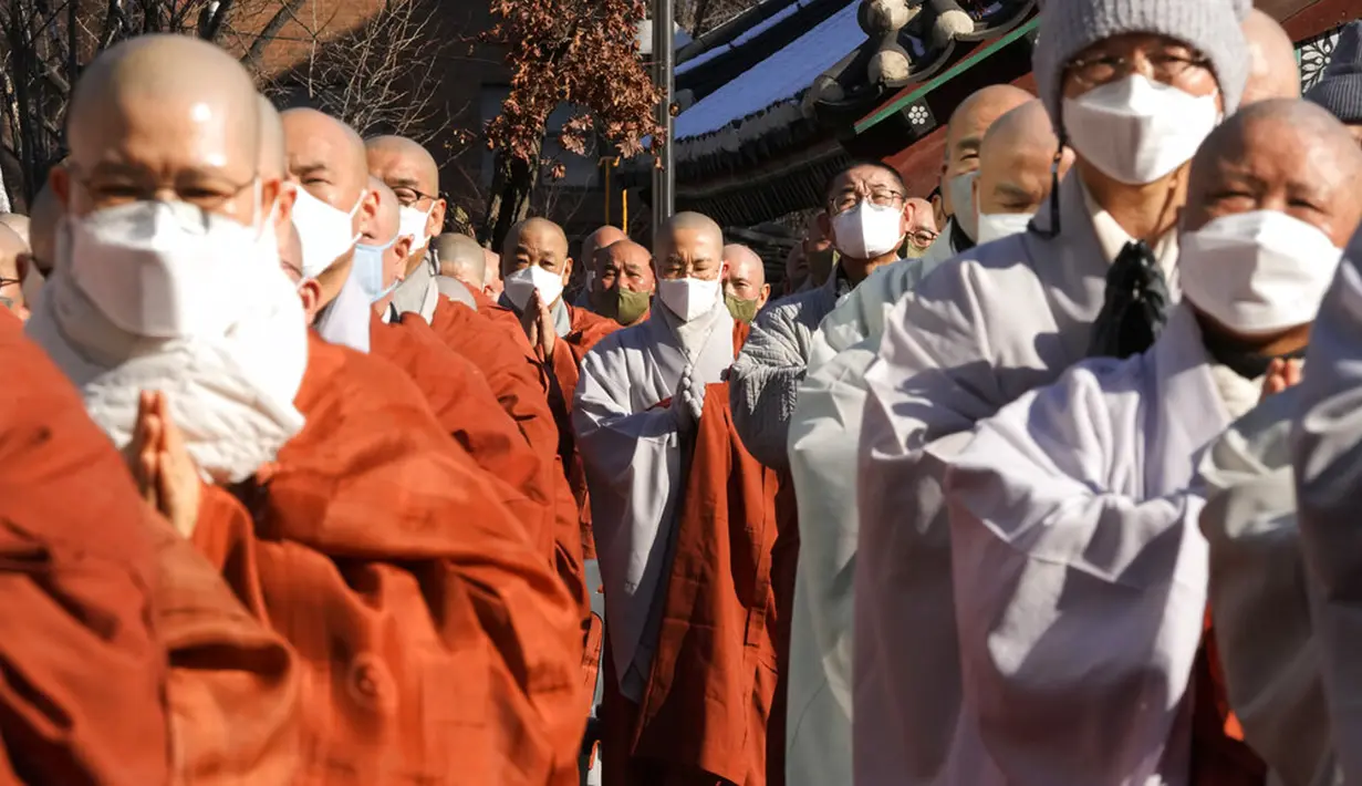 Biksu Buddha Korea Selatan berdoa selama rapat umum menentang kebijakan pemerintah di Kuil Jogye, Seoul, Korea Selatan, 21 Januari 2022. Ribuan biksu Buddha berkumpul untuk memprotes dugaan diskriminasi agama oleh pemerintah Korea Selatan. (AP Photo/Ahn Young-joon)