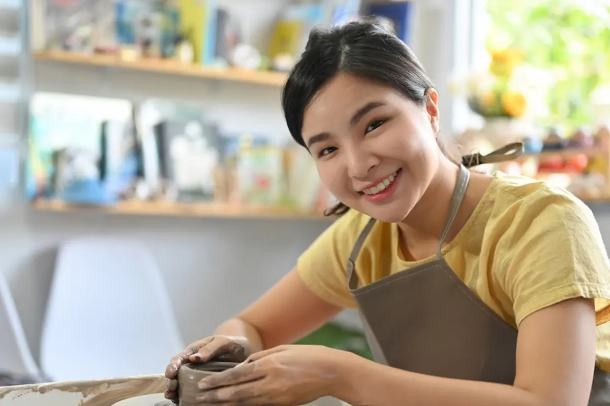 tanah liat seni membuat cangkir