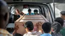 Sejumlah petugas memasukkan peti jenazah terpidana mati Sylvester Obiekwe ke dalam ambulans di Rumah Duka RS PGI Cikini, Jakarta, Kamis (30/4/2015). Jenazah Sylvester hari ini dipulangkan ke negara asalnya, Nigeria. (Liputan6.com/Faizal Fanani)
