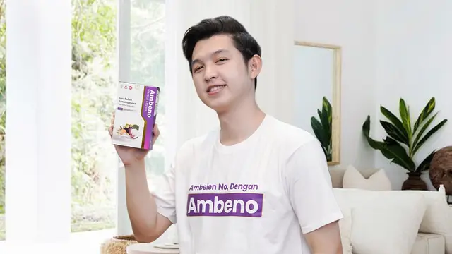 Ustad Dennis Lim tengah menunjukan produk Susu Ambeno, yang direkomendasikan sebagai minuman sehat dalam mengatasi penyebab utama ambeien secara alami. (Liputan6.com)