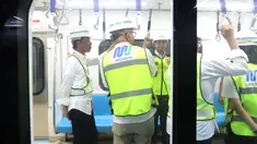 Presiden Joko Widodo berada di dalam kereta mass rapid transit (MRT) di Stasiun Bundaran HI, Jakarta, Selasa (6/11). Jokowi melakukan pengecekan kereta MRT menuju Stasiun Lebak Bulus. (Liputan6.com/Angga Yuniar)
