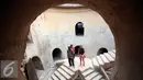 Wisatawan mengunjungi Sumur Gumuling Tamansari Kraton Kesultanan Yogyakarta,(4/11). Bagunan yang didirikan pada masa pemerintahaan Sulltan Hamangkubuwana I ini banyak di kunjungi wisatawan karena arsitekturnya yang unuk. (Foto/Boy T Harjanto)