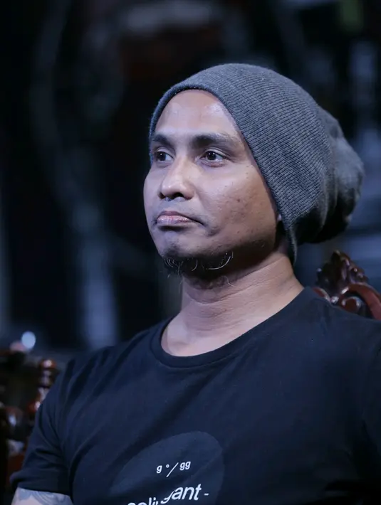 Menurut para  personel Slank lainnya, album baru mereka kali ini terasa sangat berbeda karena tidak ada Abdee yang saat ini masih dalam tahap pemulihan pasca operasi ginjal. (Galih W. Satria/Bintang.com)