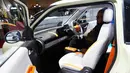 Bertempat di International Convention Exhibition (ICE) BSD, Tangerang, Banten, GJAW 2025 akan berlangsung hingga 30 November 2025. Tampak dalam foto, seorang pengunjung memeriksa interior kendaraan listrik Lumin buatan produsen mobil Tiongkok, Changan, selama Gaikindo Jakarta Auto Week (GJAW) 2025 di Tangerang, Banten, Jumat 21 November 2025. (AP Photo/Tatan Syuflana)