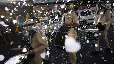 Warga Palestina Israel berbaris dalam parade pada festival Idul Adha di lingkungan campuran Yahudi-Arab, Jaffa, dekat Tel Aviv, Israel, 9 Juli 2022. Umat muslim seluruh dunia merayakan Idul Adha atau Hari Raya Kurban untuk memperingati kesediaan Nabi Ibrahim mengorbankan putranya. (AP Photo/Oded Balilty)